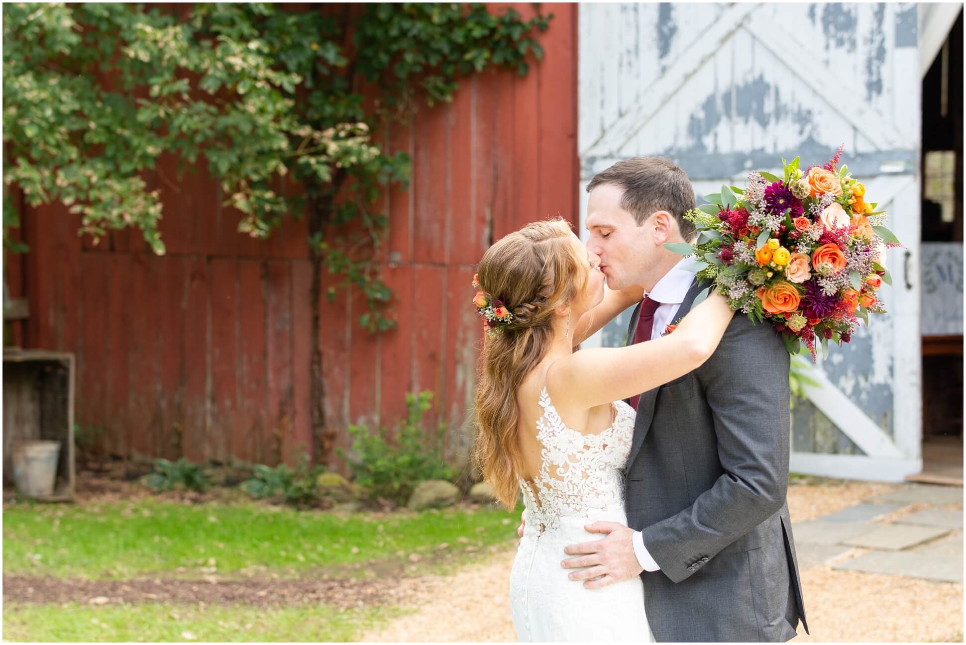 BRIDE AND GROOM IN FRONT OF THE BARN